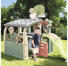 Spielhaus mit Rutsche und Basketballkorb im Garten mit spielenden Kindern