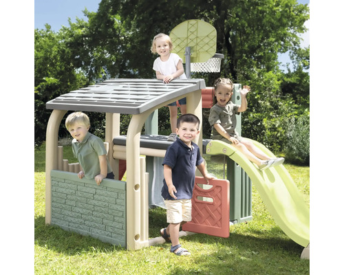 Spielhaus mit Rutsche und Basketballkorb im Garten mit spielenden Kindern