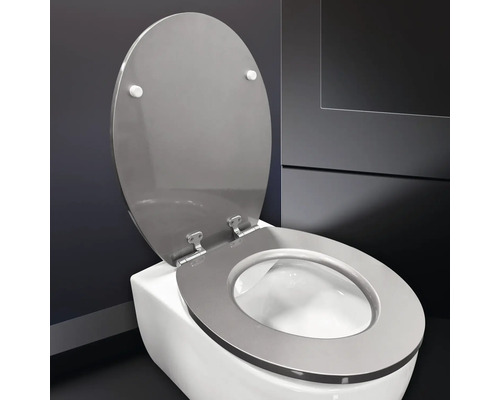 Weisse Toilette mit offenem grauen Toilettendeckel