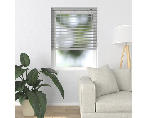 Innenraum mit Fenster und installierter Jalousie zur Beschattung