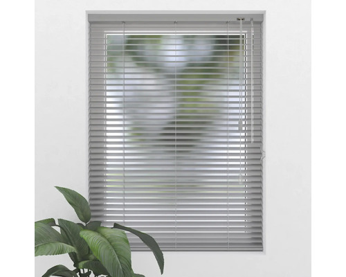 Graue Jalousie am Fenster mit Bedienkette