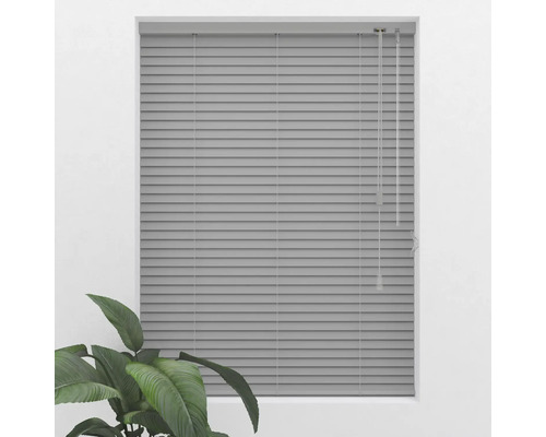 Graue Jalousie vor einem Fenster zur Lichtregulierung und zum Schutz der Privatsphäre