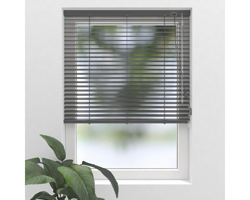 Graue Jalousie am Fenster