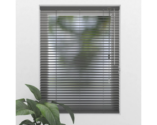 Graue Jalousie vor einem Fenster