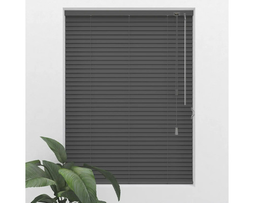 Geschlossene Jalousie am Fenster mit Bedienkettenzug