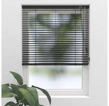 Fenster mit geschlossenem, horizontalem Rollladen