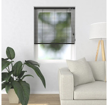 Fenster mit Jalousie in einem hellen Wohnraum.