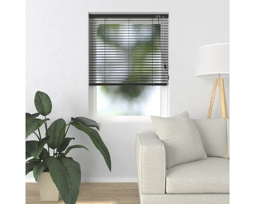 Fenster mit Jalousie in einem hellen Wohnraum.