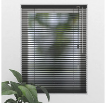 Fenster mit schwarzen Jalousien zur Lichtregulierung