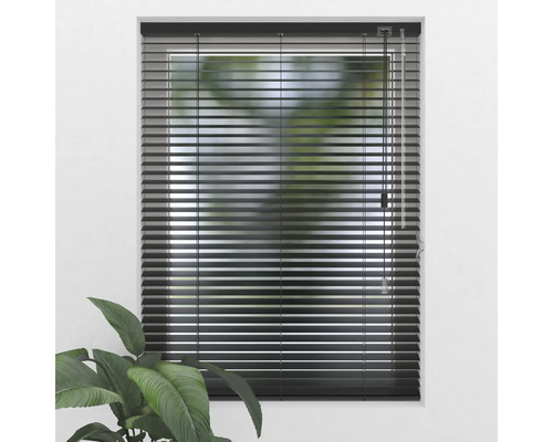 Fenster mit schwarzen Jalousien zur Lichtregulierung