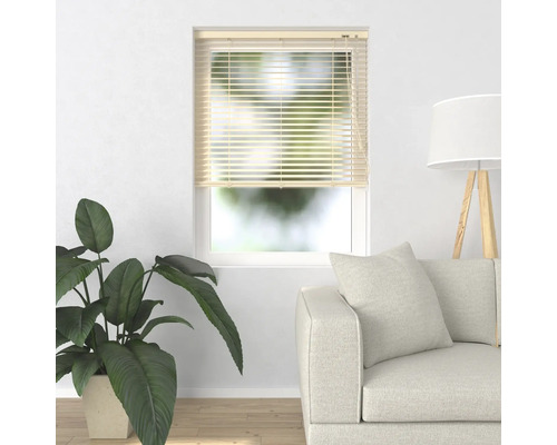 Fenster mit Jalousie in einem hellen Wohnraum