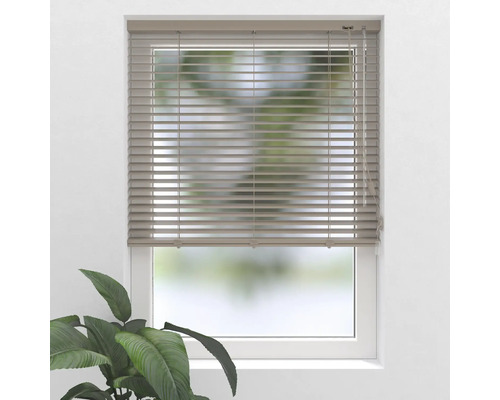 Fenster mit horizontaler Jalousie zur Lichtregulierung