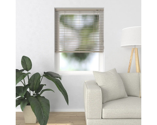 Szene mit Fensterjalousie in einem Wohnzimmer