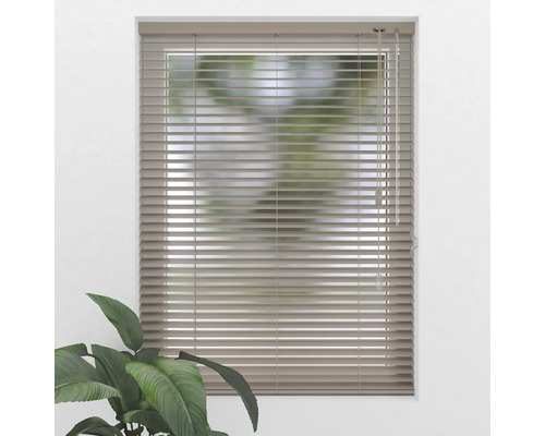 Innenjalousie aus Aluminium am Fenster