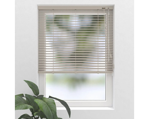 Fenster mit horizontalen Jalousien zur Lichtsteuerung