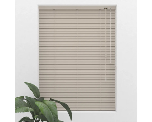 Innenjalousie aus Aluminium am Fenster