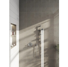 Modernes Badezimmer mit grauen Fliesen, Dusche und eingebautem Regal