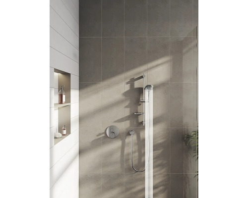 Modernes Badezimmer mit grauen Fliesen, Dusche und eingebautem Regal