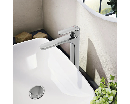 Waschtischarmatur aus Metall auf einem Waschbecken