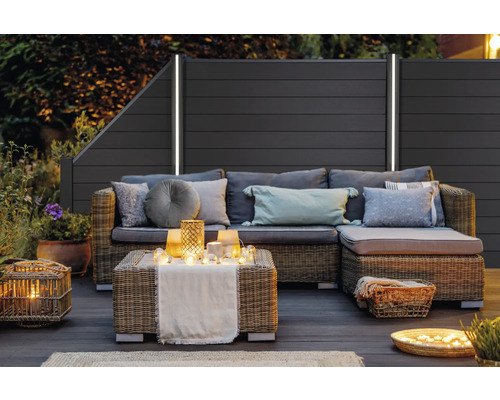 Terrasse mit Lounge-Möbeln und Sichtschutzzaun