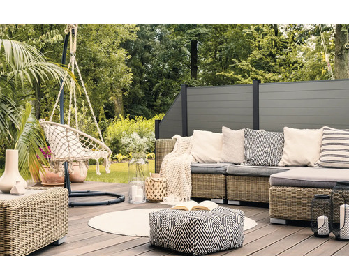 Szene einer Terrasse mit Lounge-Möbeln, Hängesessel und Sichtschutzzaun