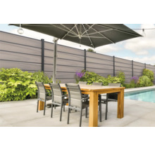 Terrasse mit Gartenzaun, Sonnenschirm, Esstisch und Stühlen