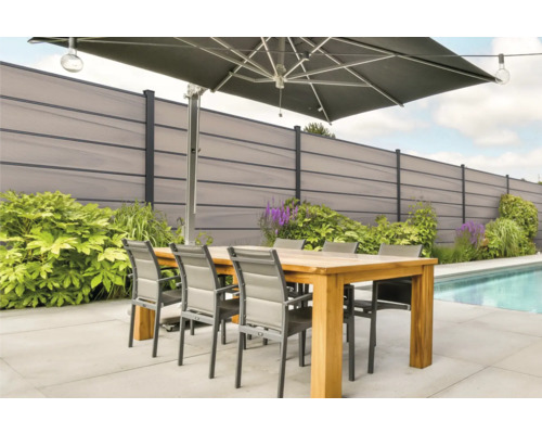 Terrasse mit Gartenzaun, Sonnenschirm, Esstisch und Stühlen