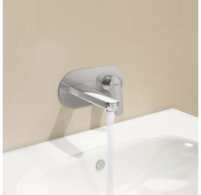 Wandarmatur mit Wasserhahn über einem Waschbecken