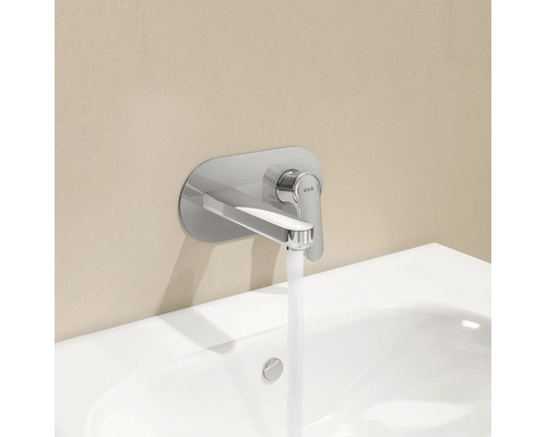 Wandarmatur mit Wasserhahn über einem Waschbecken