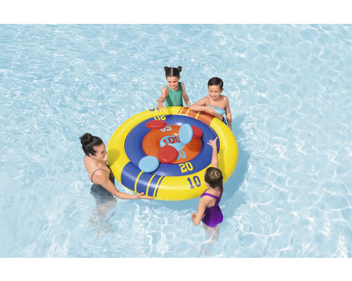 Szene im Schwimmbad mit Familie, die mit einem aufblasbaren Dartspiel mit Punktzahlen spielt