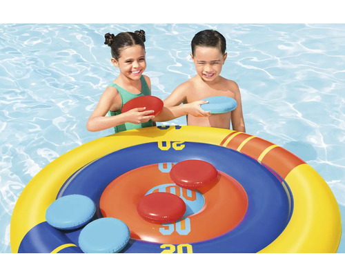 Zwei Kinder spielen mit einem aufblasbaren Wasserspielzeug im Pool