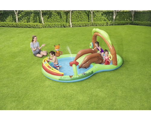 Aufblasbares Kinderspielcenter mit Rutsche und Wassersprinkler im Garten