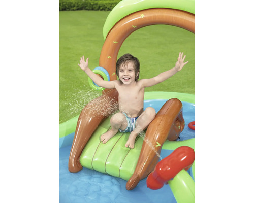 Kind rutscht auf einer aufblasbaren Wasserrutsche in einem aufblasbaren Pool