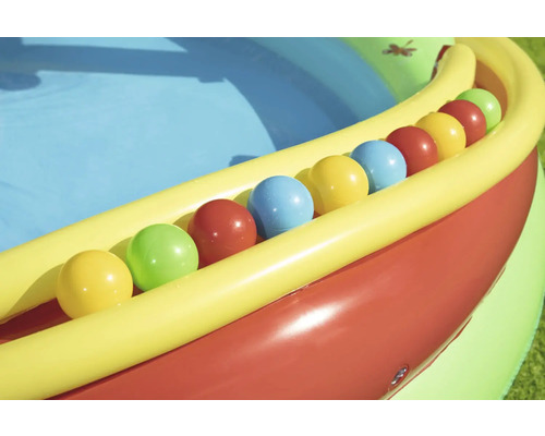 Detailansicht eines Planschbeckens mit bunten Bällen