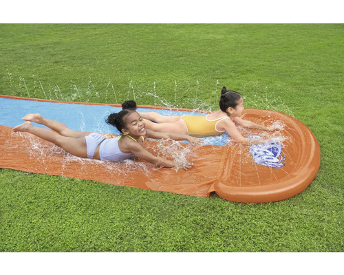 Wasserspielbahn mit Kindern im Garten