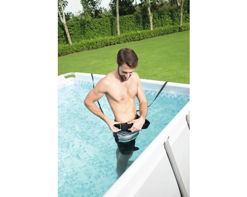 Mann im Pool mit Schwimmgürtel für Aquafitness