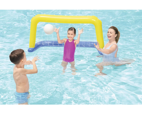 Szene mit Kindern und einer Frau, die in einem Schwimmbecken mit einem aufblasbaren Wasserballtor spielen.