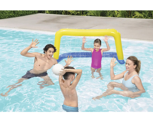 Familie spielt Wasserball mit einem aufblasbaren Tor im Pool