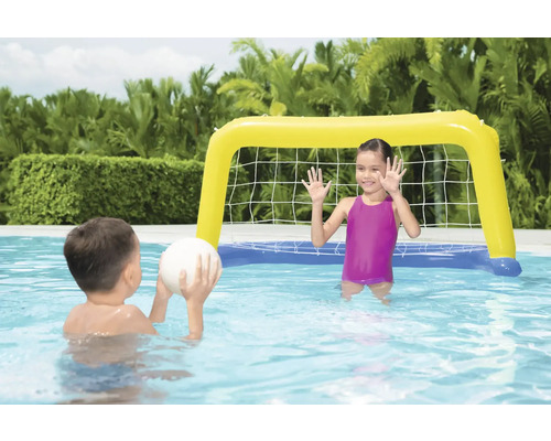 Kinder spielen Wasserball mit einem aufblasbaren Tor im Schwimmbad