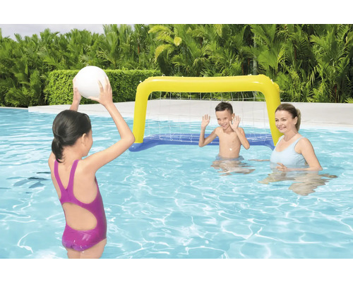 Szene im Schwimmbad mit Kindern und einem aufblasbaren Wasserballtor
