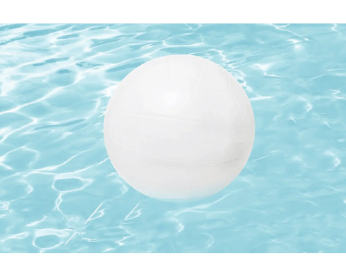 Weißer Wasserball im Wasser