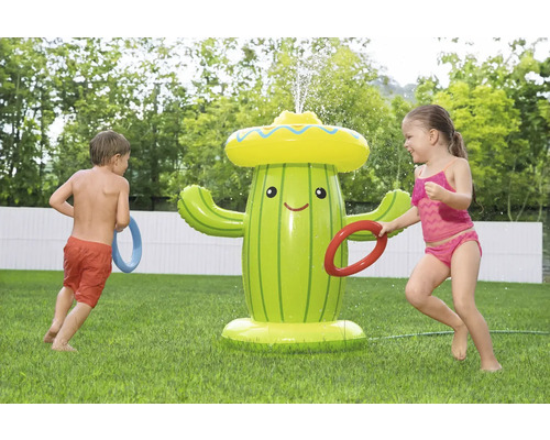 Kinderszene mit aufblasbarem Kaktus Wassersprenkler und zwei Kindern, die Ringe werfen