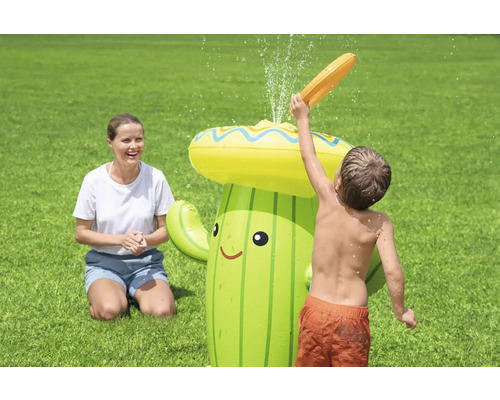 Aufblasbarer Wassersprinkler in Kaktusform mit Kind und Erwachsener im Garten.