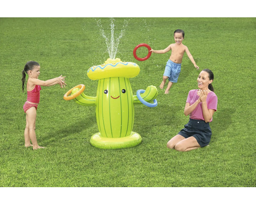 Aufblasbarer Wassersprinkler in Kaktusform mit Kindern im Garten