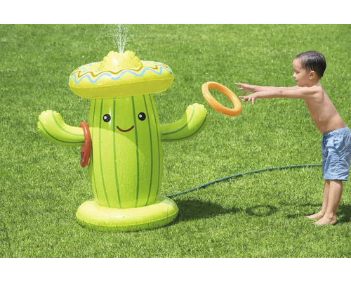 Aufblasbarer Kaktus Wassersprinkler mit Ringwurfspiel im Garten.