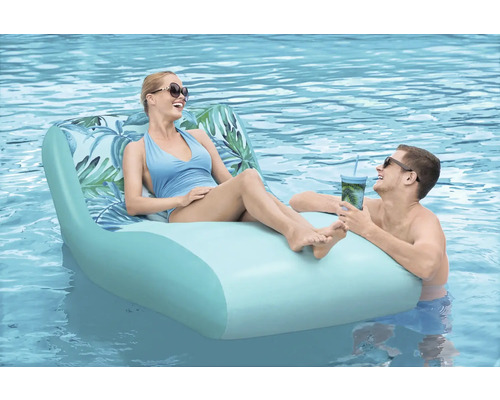 Frau und Mann entspannen auf einer aufblasbaren Lounge im Schwimmbad.