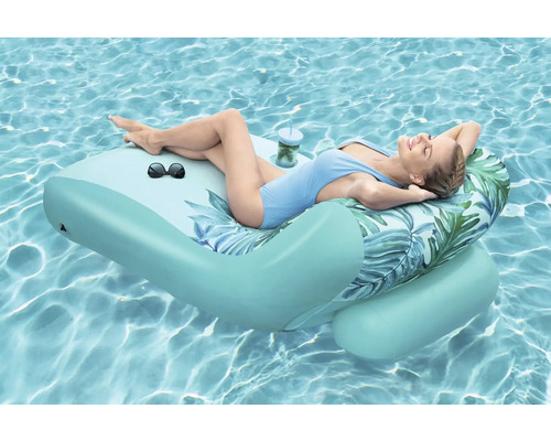 Frau entspannt auf einer aufblasbaren Pool-Liege mit Getränkehalter im Wasser.