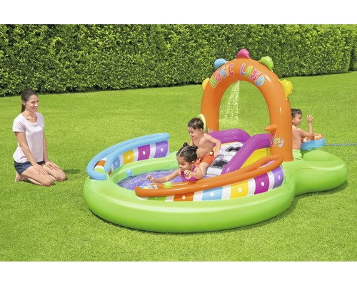 Aufblasbares Planschbecken Music Land mit Wassersprüher, Rutsche und Kindern beim Spielen