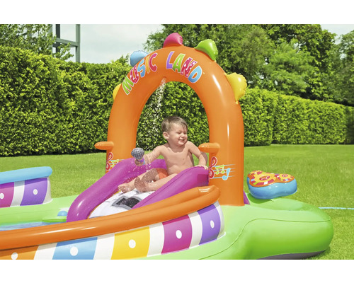 Aufblasbares Musikland Planschbecken mit Kind im Garten