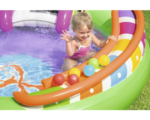 Aufblasbares Planschbecken mit Rutsche und Kind im Wasser